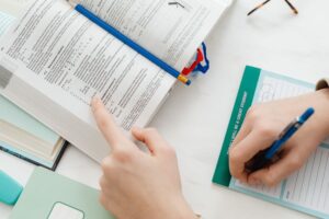 Geschäftsvertrag kündigen: Was Fristen und Form bedeuten