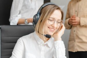 Messehostess buchen: Preise, Aufgaben und seriöse Agenturen erkennen