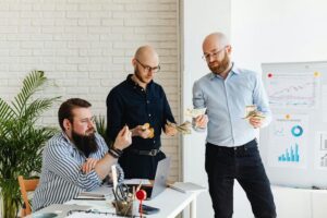 Projektcontrolling einfach erklärt: Welche Zahlen kleine Teams brauchen