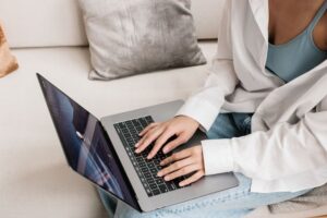 Projektkommunikation ordnen: Wie E-Mails, Notizen und Dateien zusammenpassen