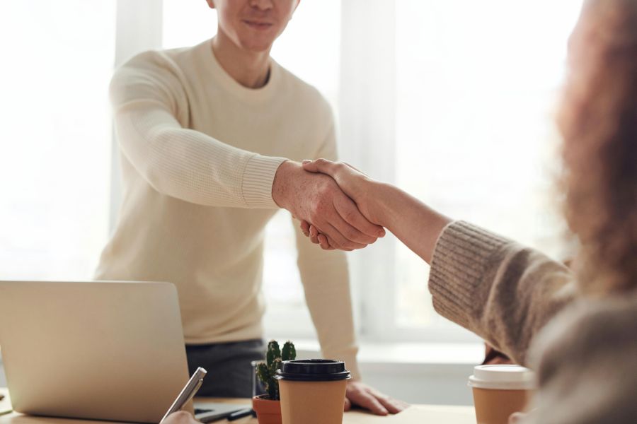 GmbH oder Einzelunternehmen: Welche Rechtsform besser passt