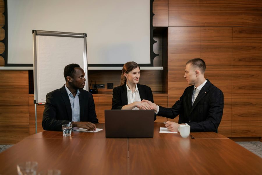 Arbeitgeber werden: Welche Pflichten mit dem ersten Mitarbeiter entstehen