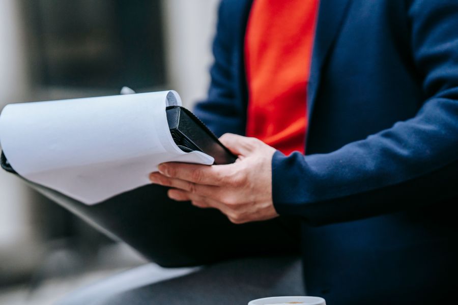 Monatsauswertung der Arbeitszeiten: Welche Zahlen Arbeitgeber prüfen sollten